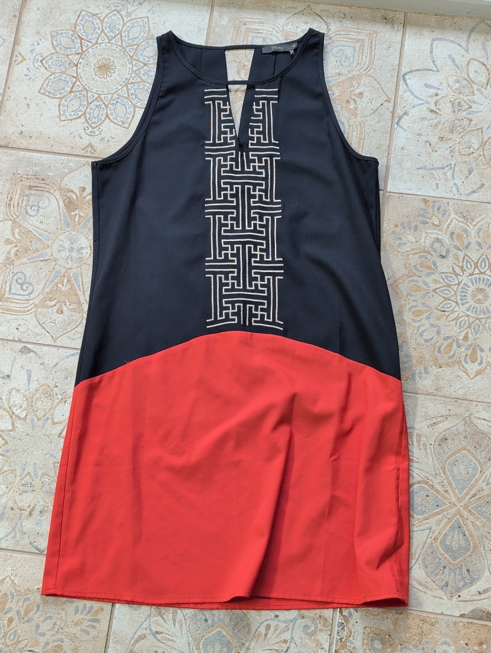 THML Abriana geo detail shift dress - Medium